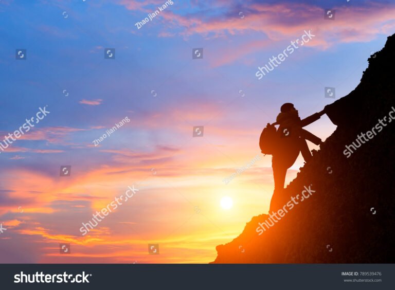 Cómo hacer tus sueños realidad paso a paso y sin rendirte 11 persona escalando montana al amanecer