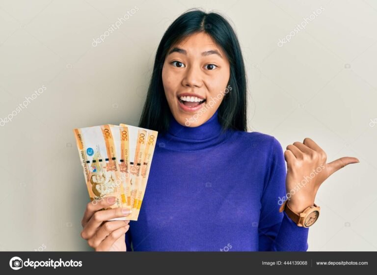 Cómo Hacer Plata Rápido De Forma Legal Y Segura En Chile 2 persona feliz con billetes chilenos al aire