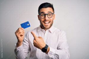 persona feliz sosteniendo tarjeta en mano