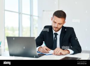 persona firmando contrato en oficina moderna 1