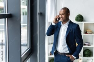 persona hablando por telefono en oficina moderna