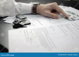 persona haciendo copia de documento seguro automovil