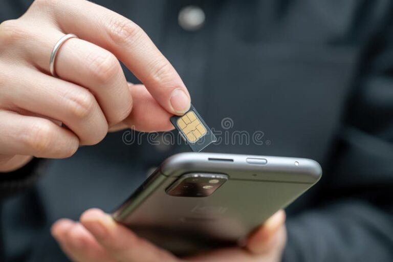 persona insertando chip de telefono movil