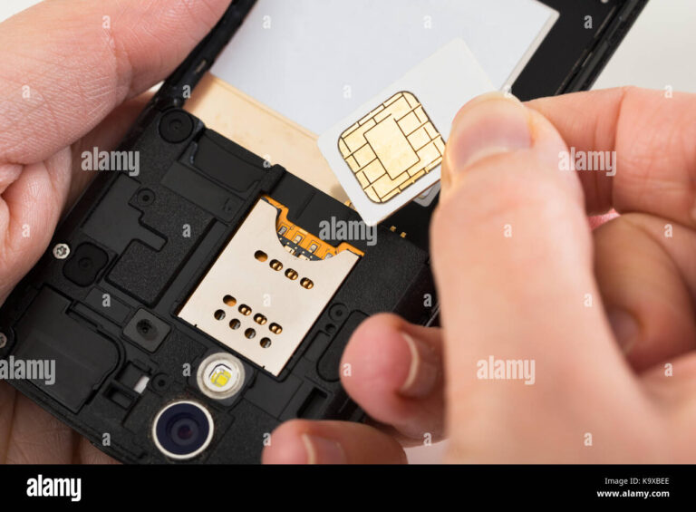 persona insertando chip en telefono movil
