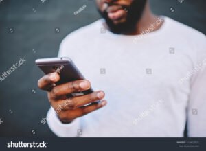 persona marcando numero en celular moderno