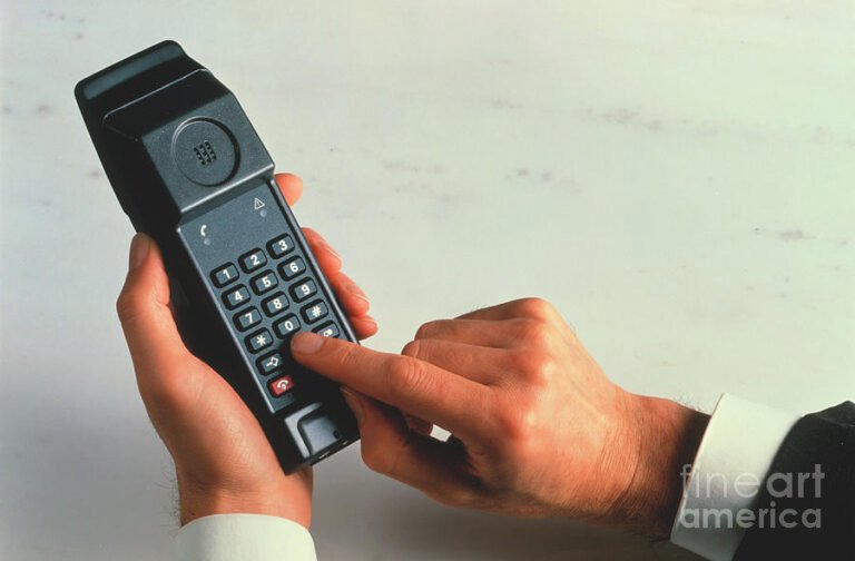 persona marcando numero internacional en celular