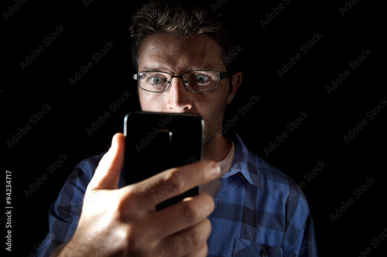 persona mirando la pantalla de su telefono movil