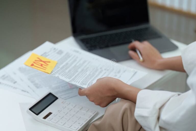 persona organizando finanzas con calculadora y papeles