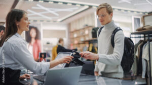 persona pagando con smartphone en tienda moda