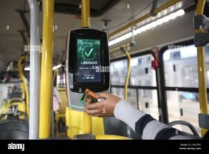persona pagando con tarjeta en transporte publico