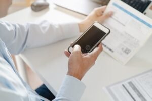 persona pagando factura bancario desde telefono movil