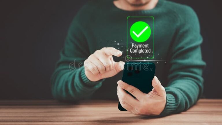 persona pagando factura en banco moderno