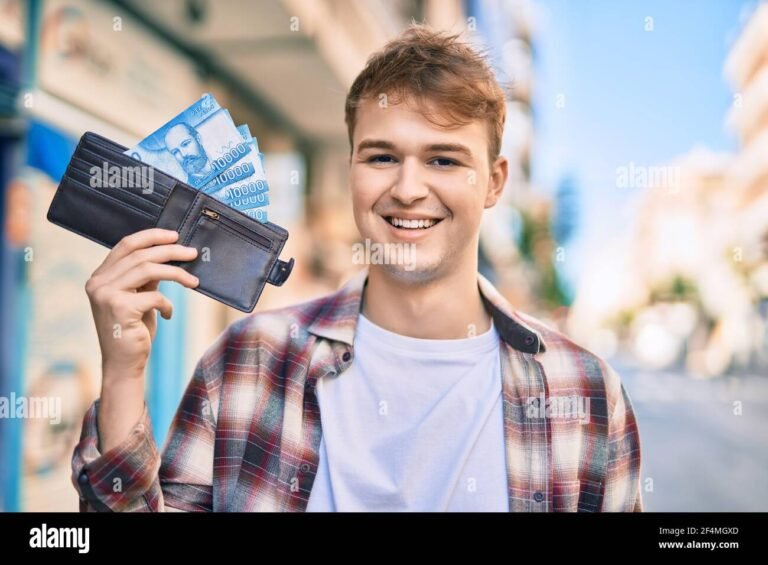 persona pagando factura en linea desde chile