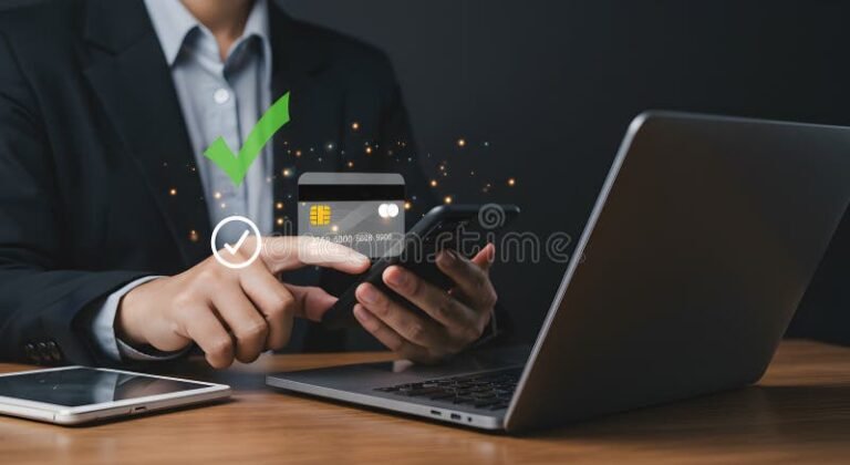 persona pagando factura en linea segura