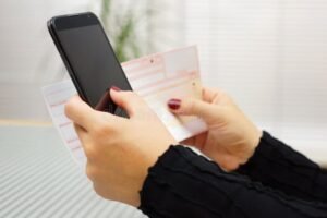 persona pagando factura movil con celular