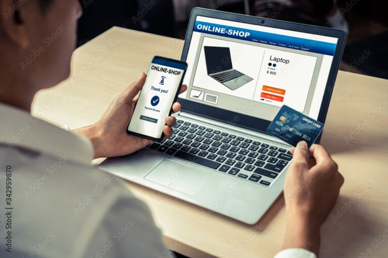 persona pagando factura online en computadora portatil