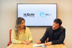 persona protegiendo datos digitales chile