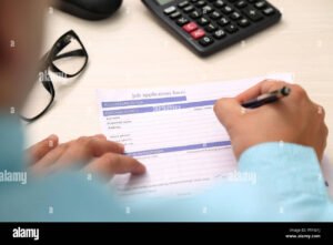 persona rellenando formulario con calculadora al lado