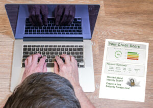 persona reportando fraude en computadora