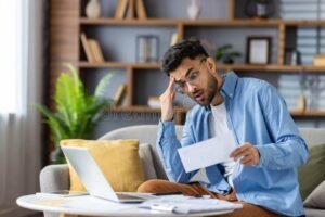 persona revisando documentos financieros en casa