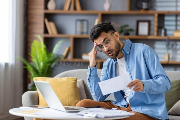 Cómo Saber Qué Empresa de Cobranza Tiene Tu Deuda en Chile 2 persona revisando documentos financieros en casa