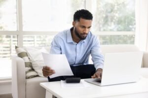 persona revisando finanzas personales en casa