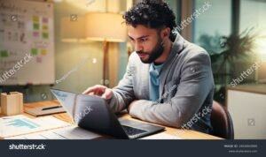 persona revisando informe financiero en laptop