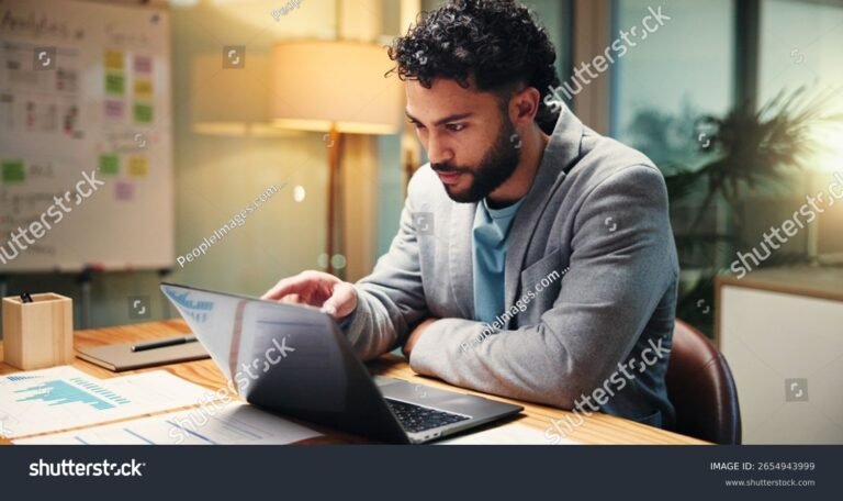 persona revisando informe financiero en laptop