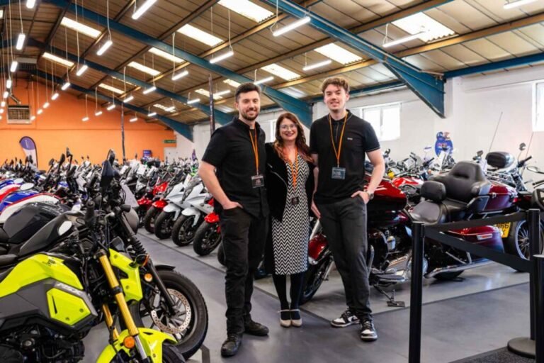 persona revisando motos en concesionaria chile