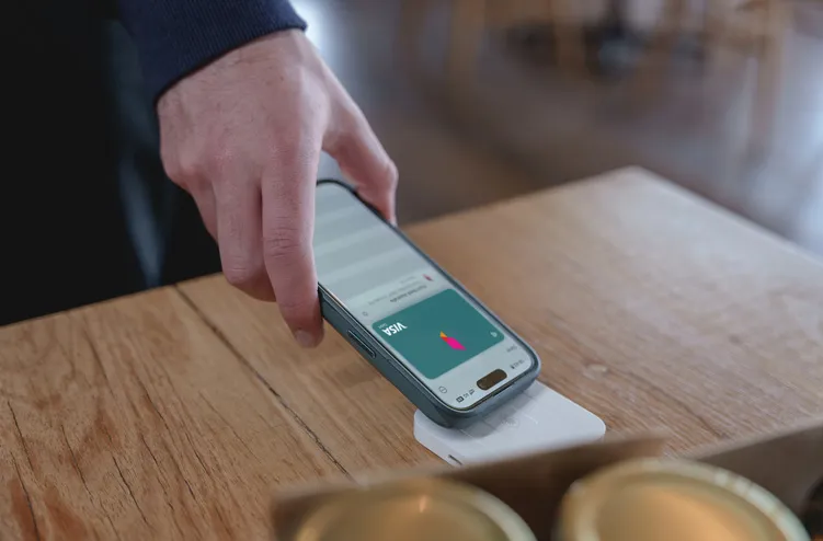 persona revisando pagos en dispositivo movil
