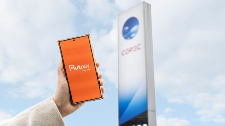 persona revisando puntos en movil copec