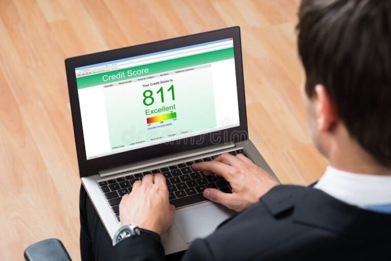 persona revisando reporte crediticio en linea