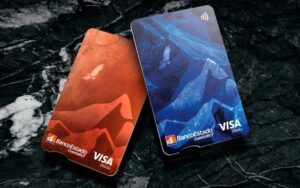 persona sosteniendo tarjeta bancaria cuenta rut