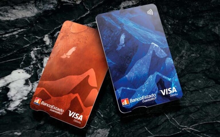 persona sosteniendo tarjeta bancaria cuenta rut