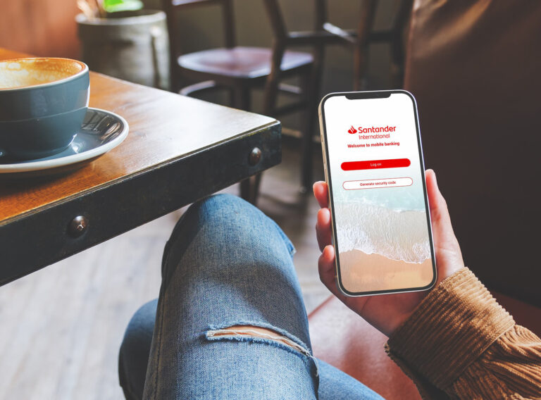 persona usando app movil bancaria santander