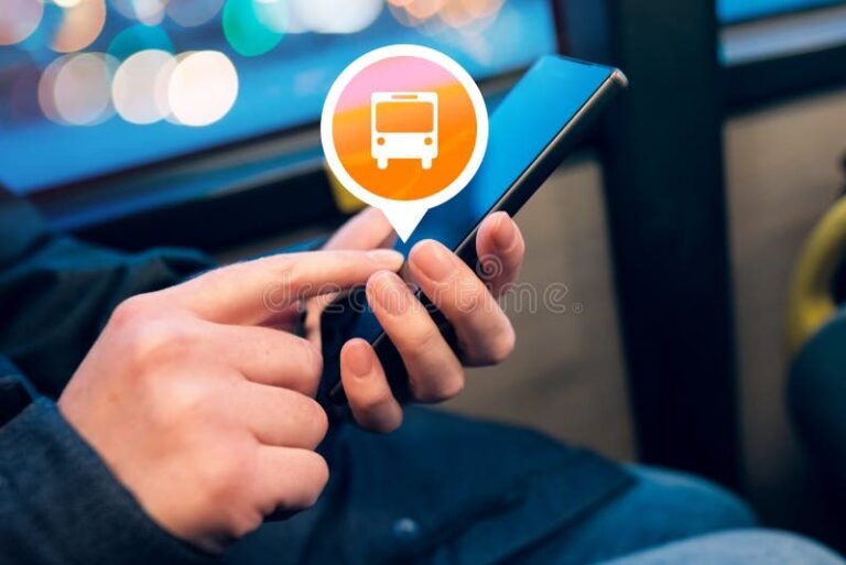 persona usando app movil para pago transporte