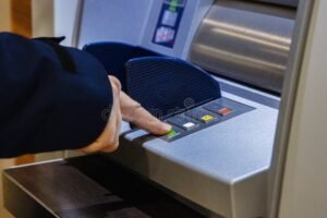 persona usando cajero automatico moderno