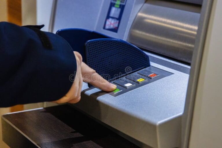 persona usando cajero automatico moderno