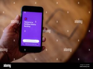 persona usando celular con app bancaria abierta