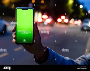 persona usando celular con senal visible