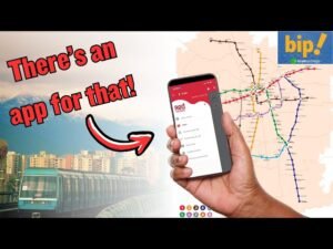 persona usando celular para cargar tarjeta bip