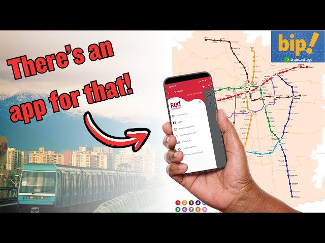 persona usando celular para cargar tarjeta bip