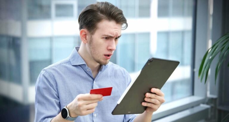 Cómo Cobrar un Vale Vista Santander por Internet Fácilmente 3 persona usando computadora con banca en linea