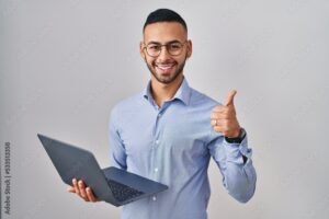 persona usando computadora con expresion feliz