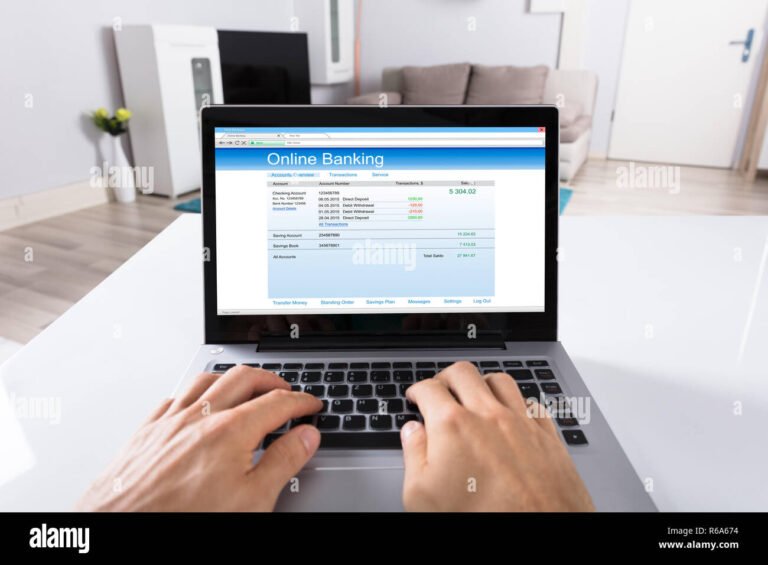 persona usando computadora para retiro online