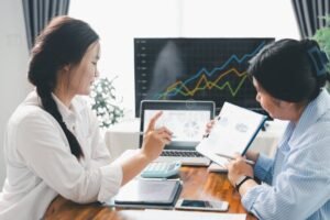 persona usando laptop calculadora financiera elegante