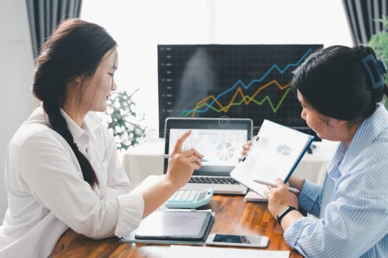 persona usando laptop calculadora financiera elegante