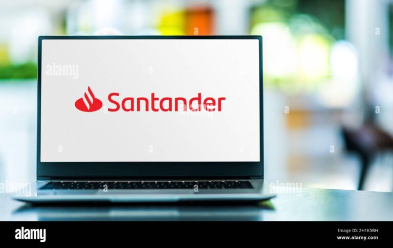 persona usando laptop con logo banco santander