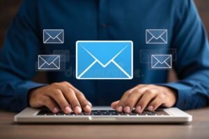persona usando laptop con simbolo de correo electronico
