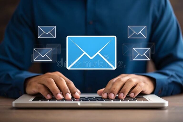 persona usando laptop con simbolo de correo electronico